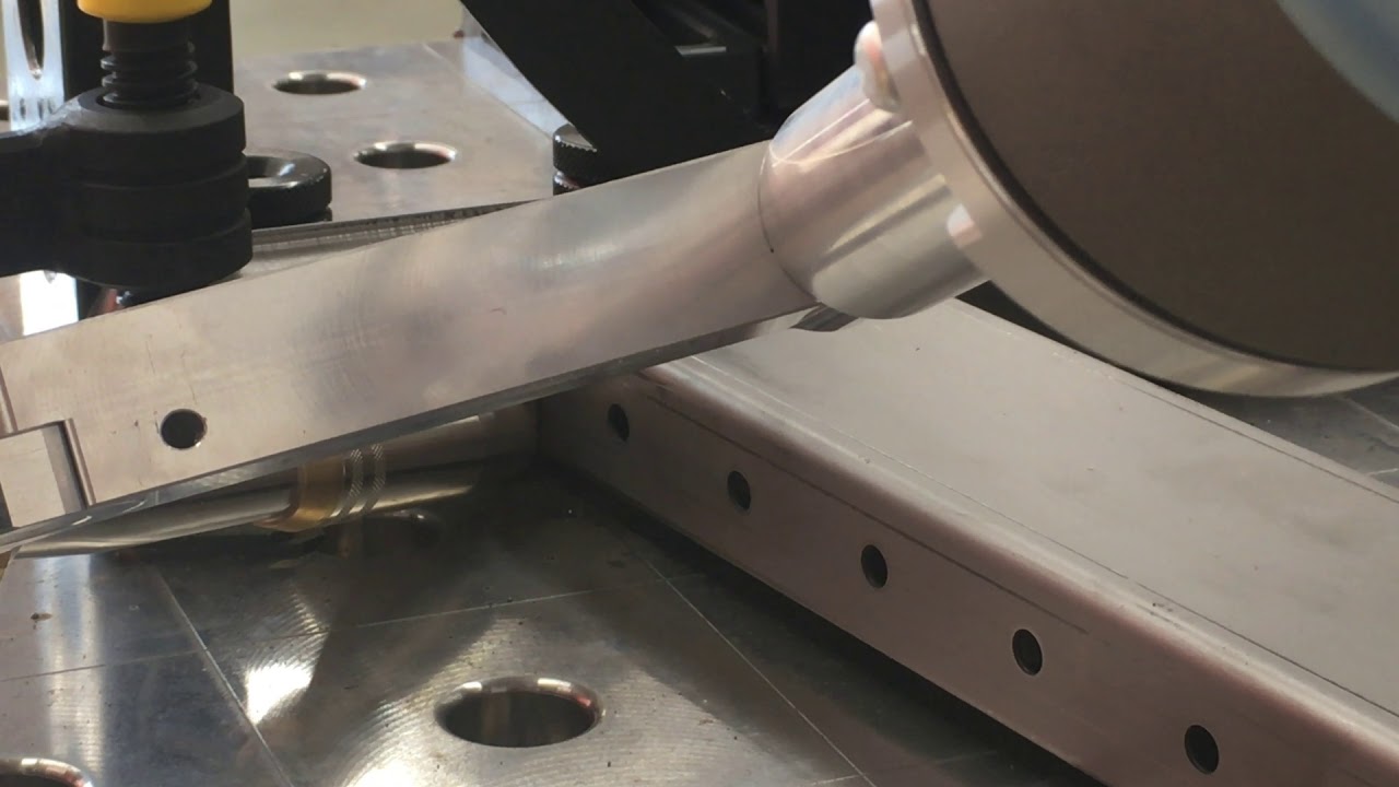 Roboterschweißen - Nahaufnahme ohne/mit Lichtbogen