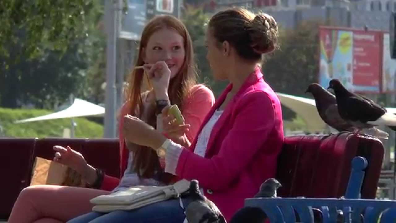 Две девушки и голуби. Two girls and pigeons. Beautiful girls.