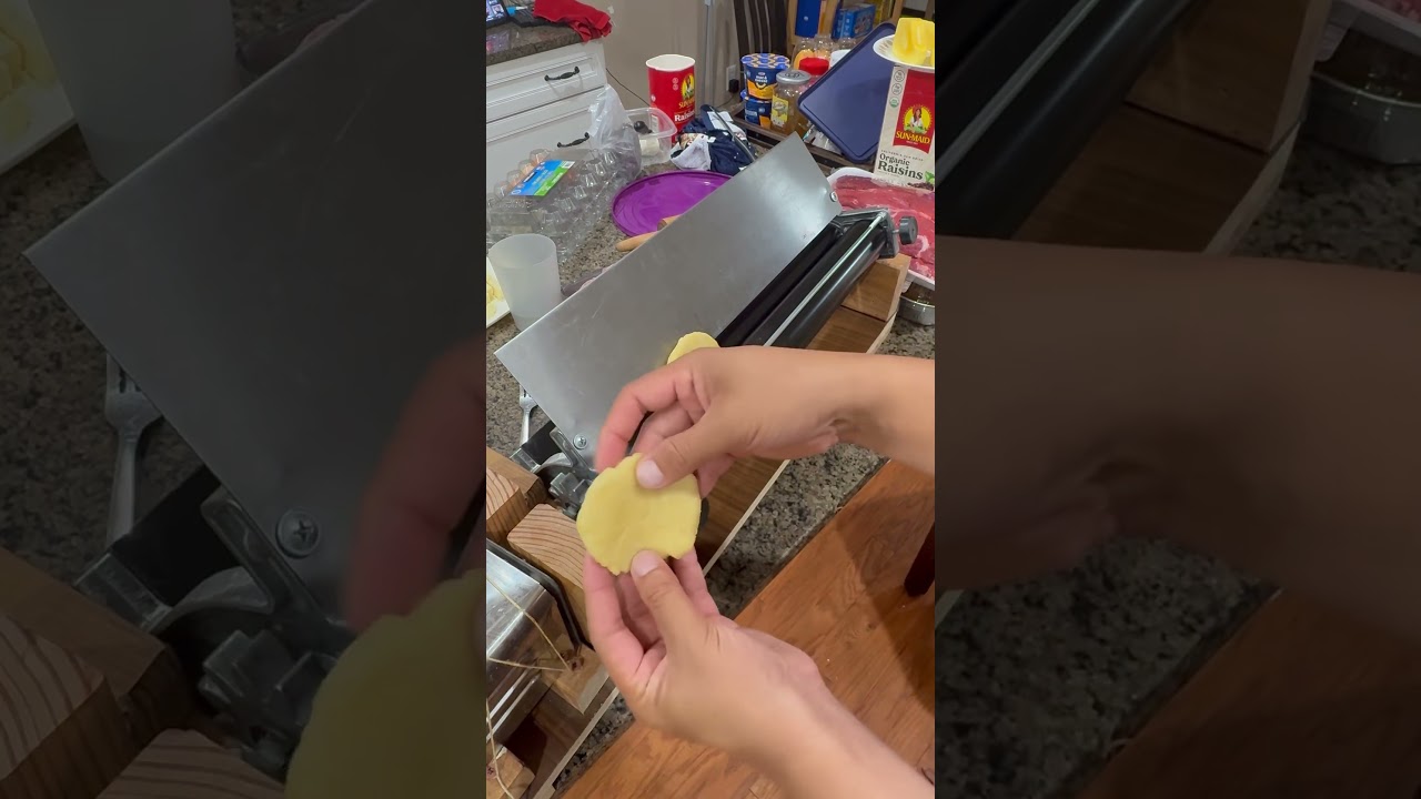 Fabricating dough roller machine 