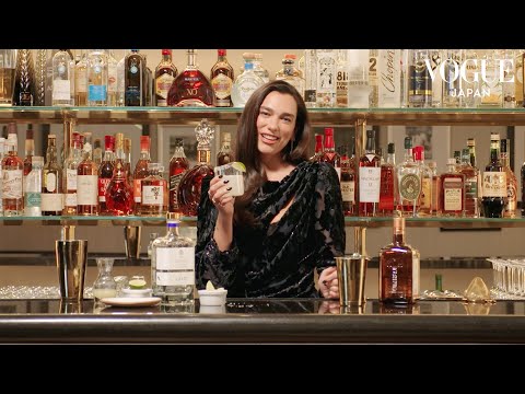 デュア・リパが、好きな曲から着想を得たカクテル作りに挑戦。| VOGUE JAPANのサムネイル