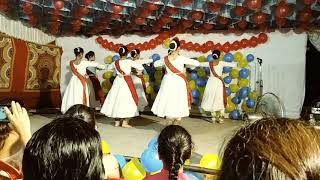 Students performing kathak on dil to pagal hai instrumental