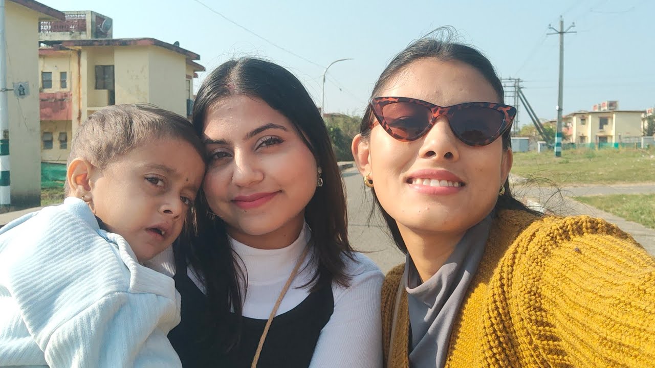 Shopping in Complex with a beautiful sister 