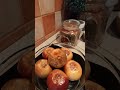 Яблук напекла