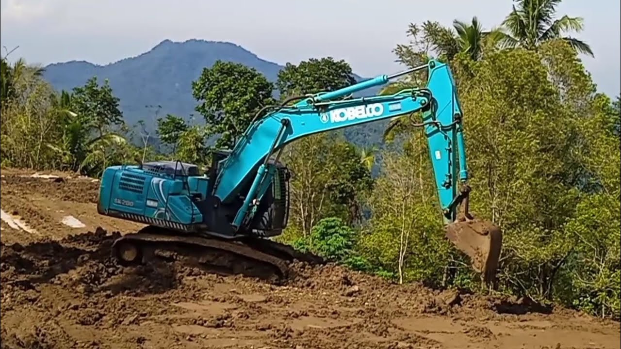 Kobelco SK200 Excavator Working Land Chairing. - YouTube