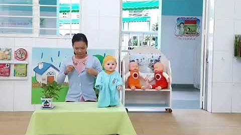 " Dạy trẻ cài, cởi cúc` áo". Cô Vũ Thụy Ngọc Lan, lớp Sao vàng (24-36 tháng), MN HTT GV.