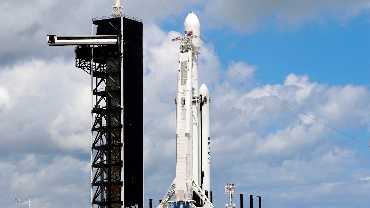 Spacex Launches Falcon Heavy Rocket Youtube