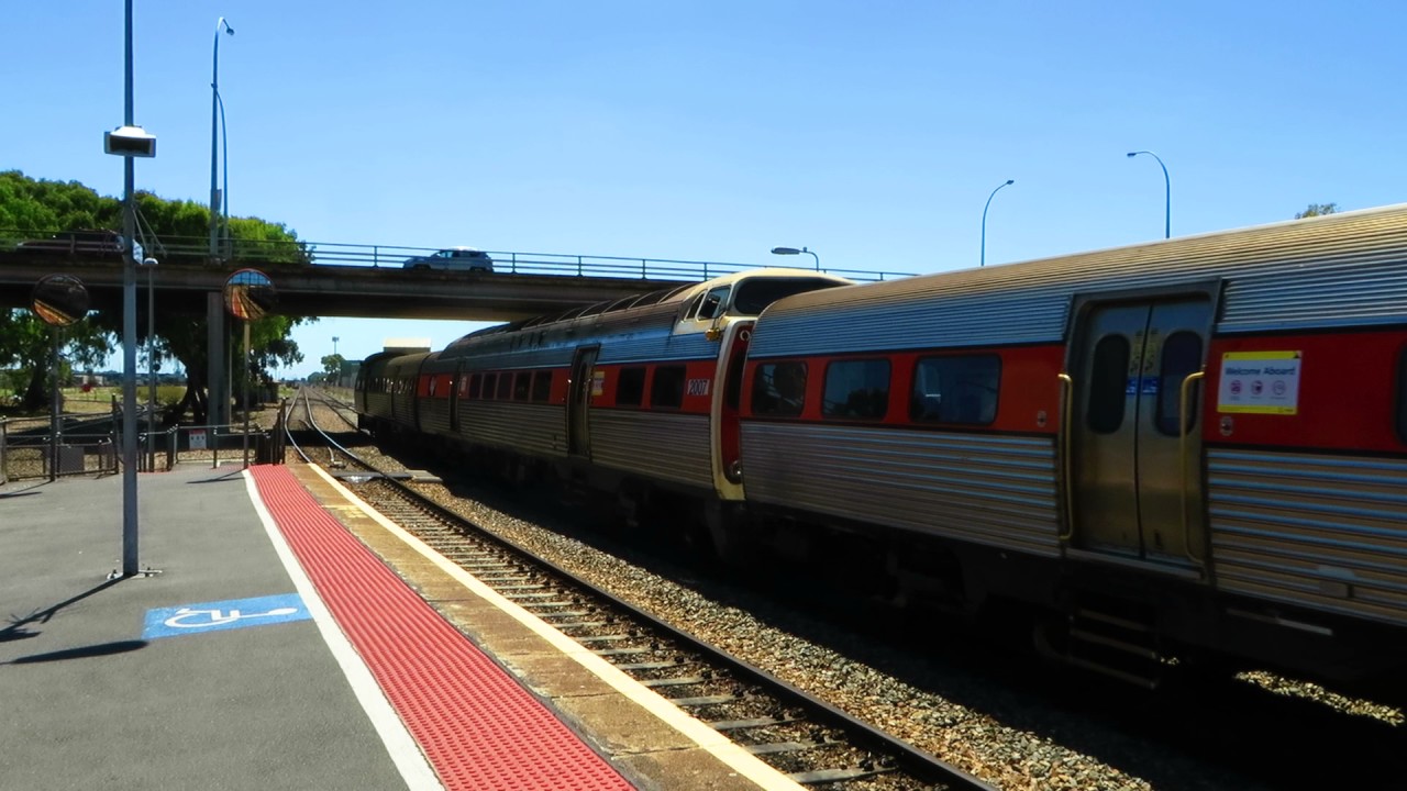 2000 Class Train Arriving in Islington - YouTube