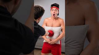 QUANTOS TRAVESSEIROS AGUENTAM UM SOCO? #shorts