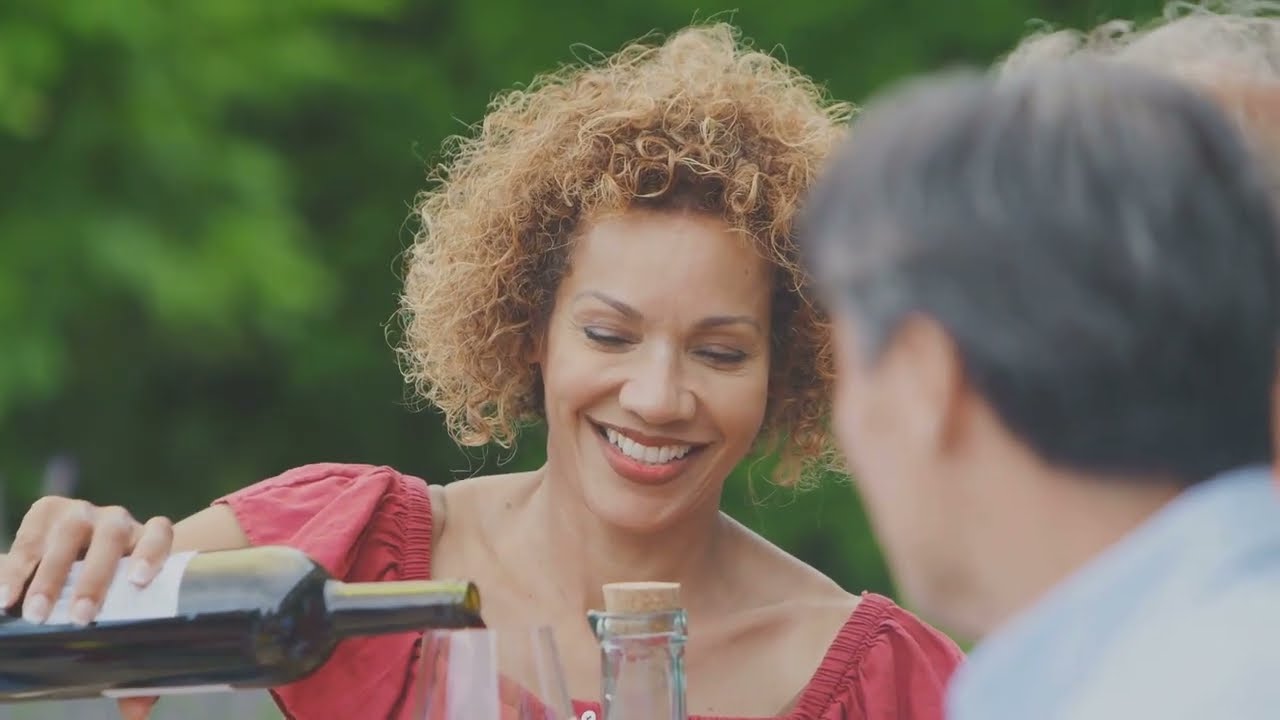 Creative Wine Bottle Vase  An Upcycling Guide. 