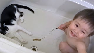 猫と2歳児ふたりのかわいい距離感 - Baby and Cat(Moo) Play in Bathtub. by inthelife 22,800 views 6 years ago 2 minutes, 17 seconds