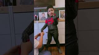 Dibalik Baju Spiderman Yg Ngetat Ada Yg Susah Payah Masangin 2 Orang