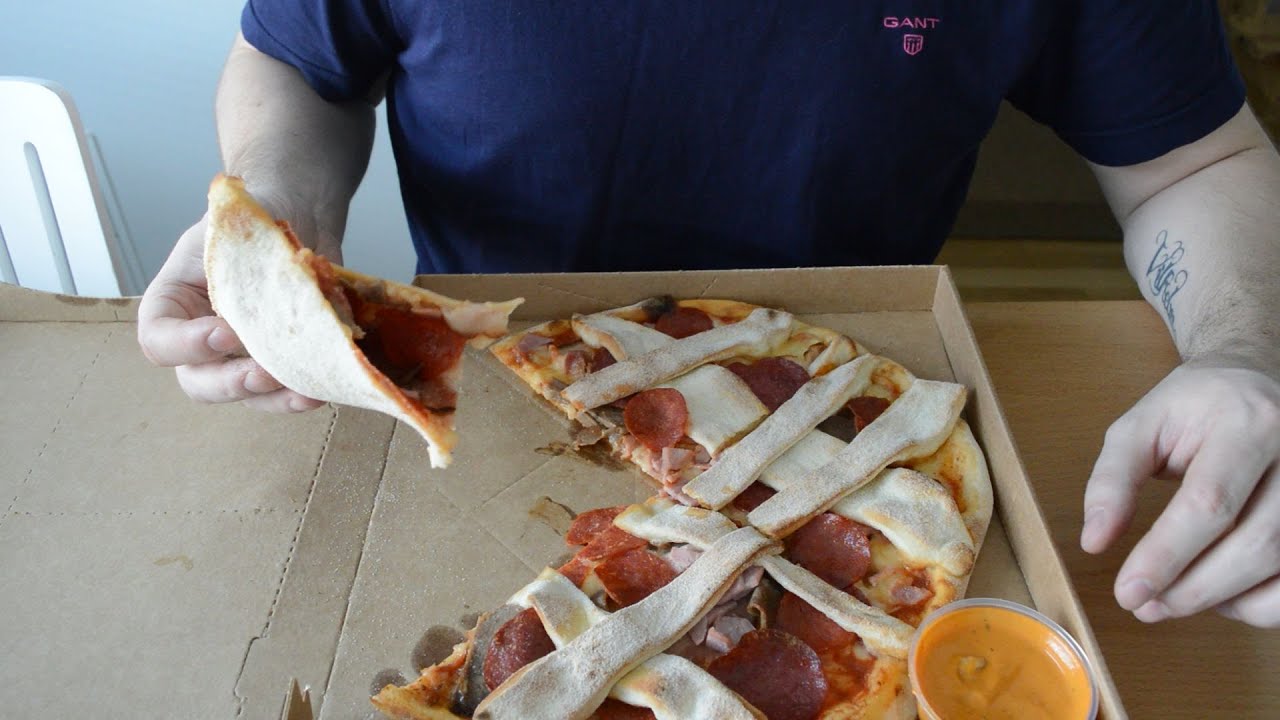 ASMR-еда: пицца с соусом для макания