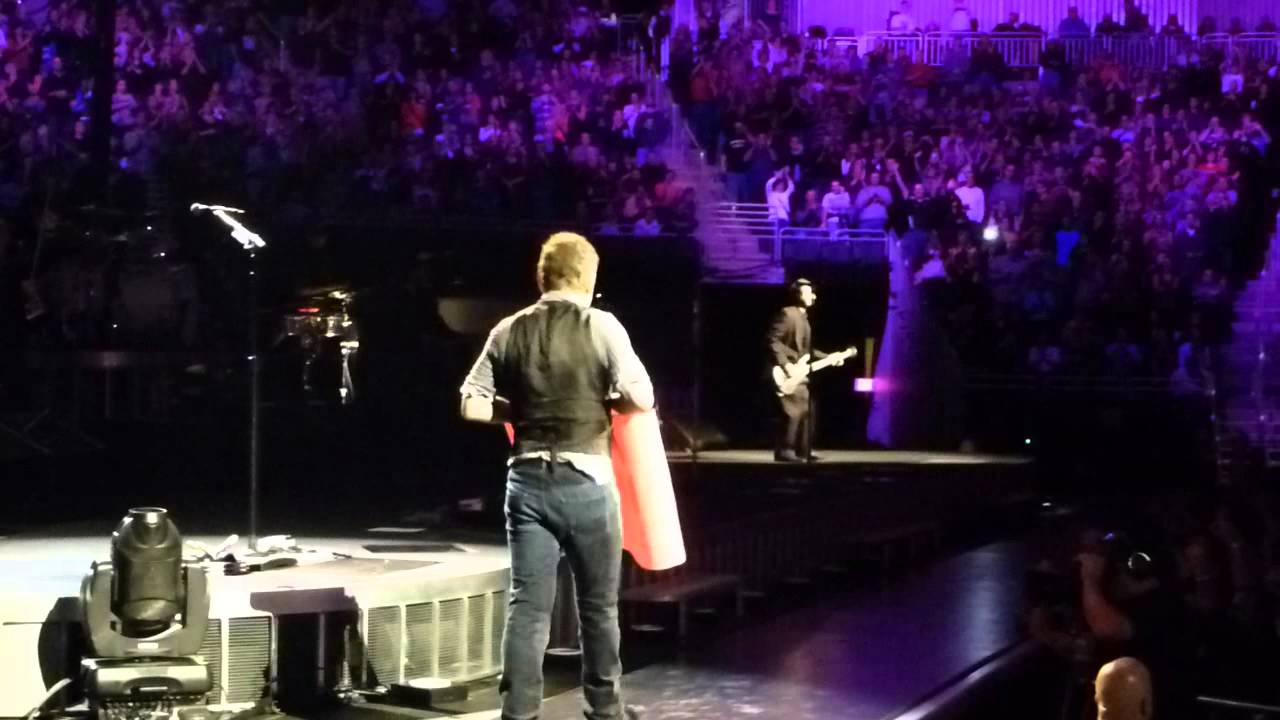 Bruce Springsteen Pittsburgh Taking Birthday sign for Garry Tallent