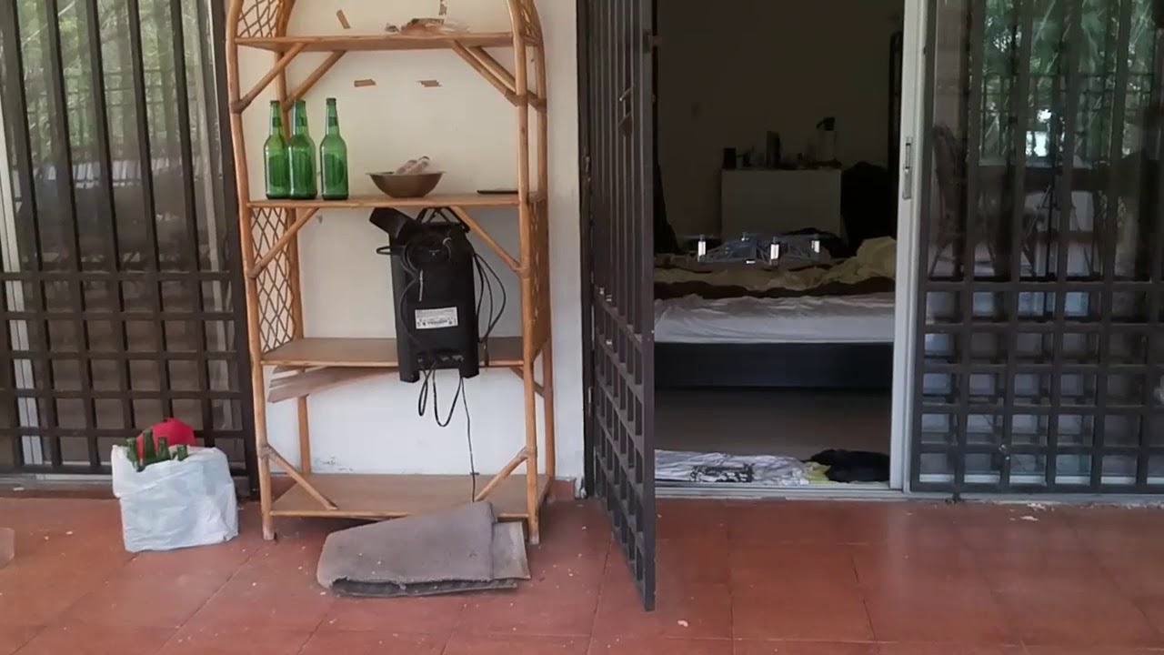 DJI/Ryze Tello vs. Parrot Mini Drone, position hold and flight time - recorded from the tello