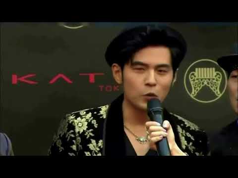 娱乐八卦通-周杰伦牵手昆凌夜游巴黎吃火锅-_就连下楼的举动都很宠妻