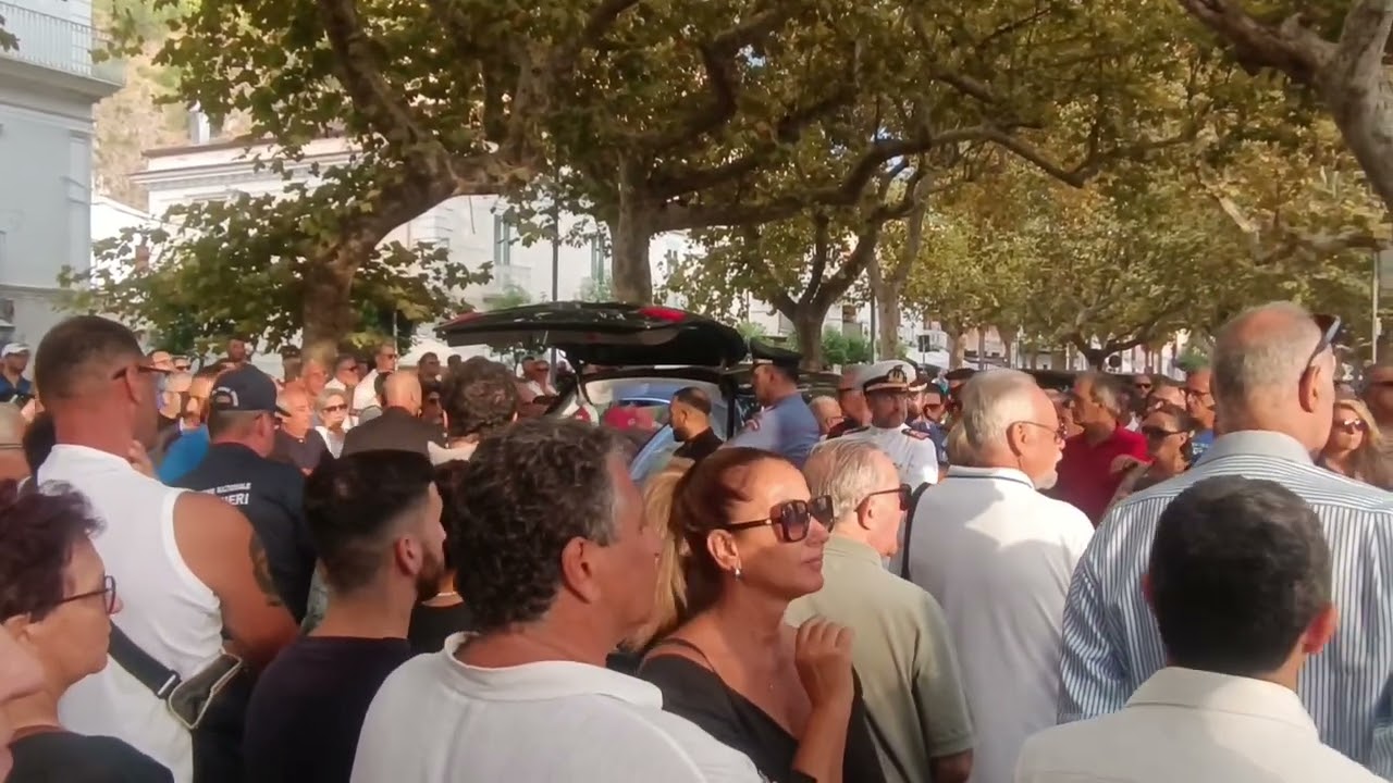 Praia a Mare: lacrime e commozione ai funerali di Andrea De Lorenzo