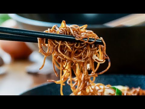 Easy Plain Chow Mein Recipe (Chinese Soy Sauce Fried Noodles) - 