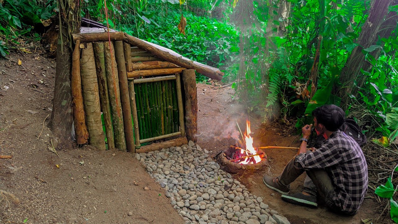 building a warm survival shelter in the wildernes, solo camping ...