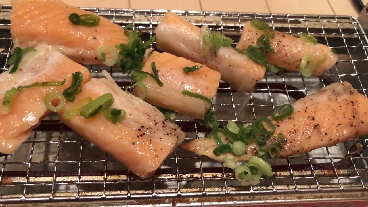 鮭のハラス、屋台横丁で焼いてみました!素朴な映像です。焼き鳥マシーン 自宅でBBQ MYT−800 - YouTube