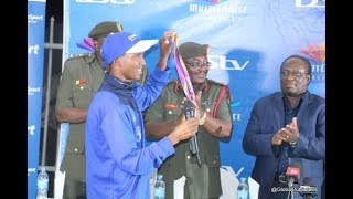 Alphonce Simbu Amkabidhi Medali Waziri Harrison Mwakyembe