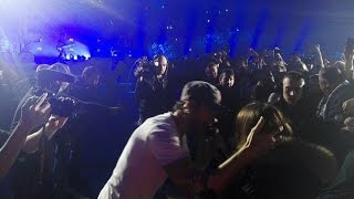 ENRIQUE IGLESIAS KISS A FAN Tauron Arena Krakow Poland 16.12.2016 SEX AND LOVE TOUR