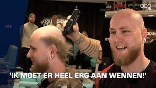 Kapper Pascal en klant Patrick uit Ten Boer laten zich kaal scheren voor KiKa