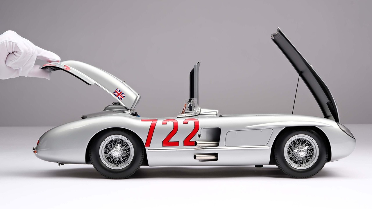 Handling Your Model: Mercedes Benz 300 SLR '722' at 1:8 scale