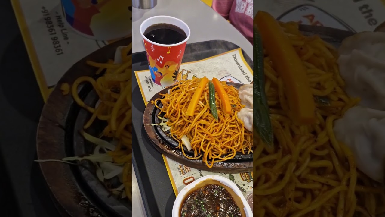 Chicken Sizzler Momo with Noodles #shorts #ytshorts #food #sizzler #chickenmomos #noodles