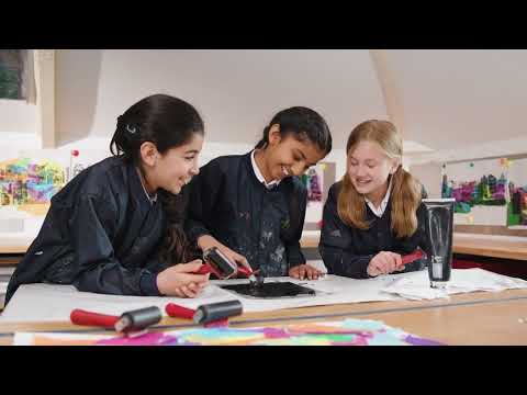 वीडियो: एक आकर्षक डिजाइन परियोजना: ब्रिटेन में सेंट मैरी शिशु स्कूल