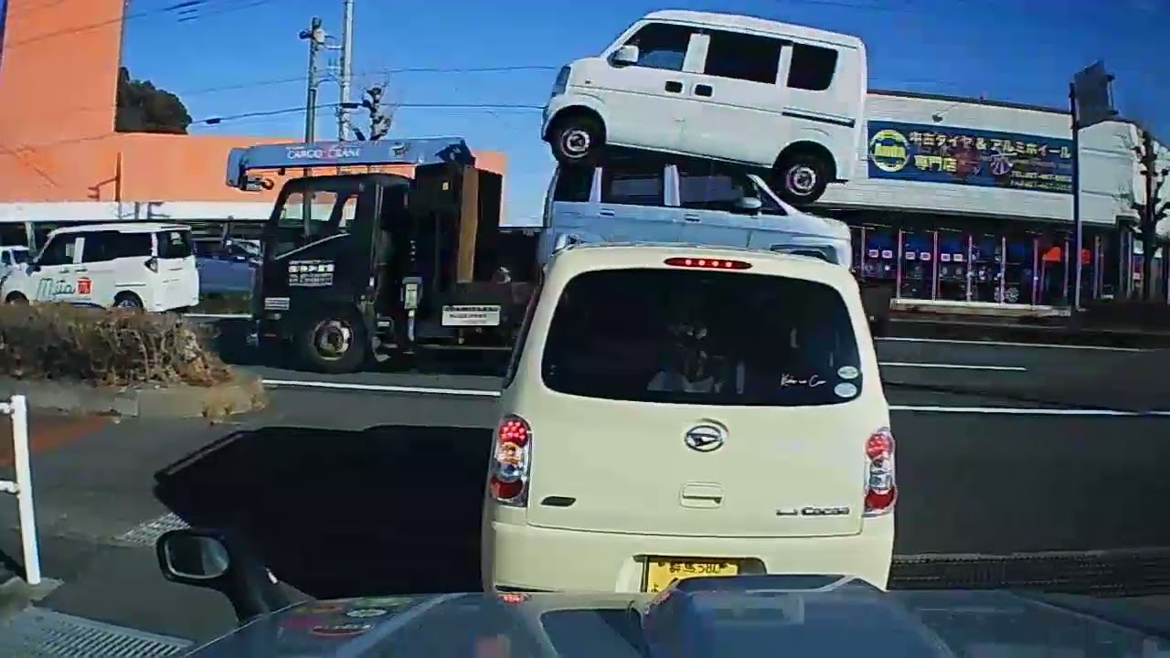 307.百均P～バイパスへ～団子三兄弟みたいな車が先行～笑～大丈夫なんだけど、距離を空けて走るオッサン（ワシ、ボク、オイラ）笑～スーパーへの途中～笑～。群馬帝国の日常劇場。中華激安ドラレコ。たまに米軍