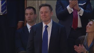 Elon Musk threatens to sue Apple over app rank