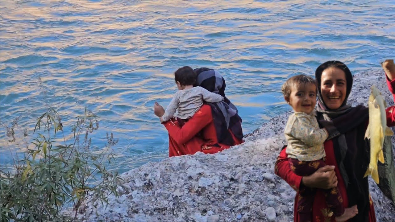 The life of a lonely nomadic woman: catching big fish by the river