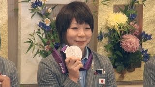 重量挙げ銀の三宅が帰国 成田で親子そろって会見
