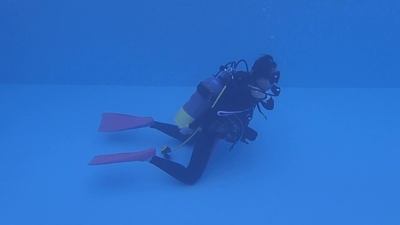 ダイブマスターコース中の女性が高難易度スキル『４点回収』に挑戦する SNSIダイブリーダーコース 首都圏