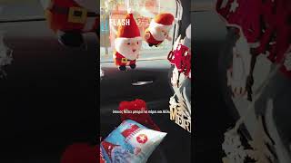 Ο οδηγός του χριστουγεννιάτικου ταξί που κάνει την Αθήνα να χαμογελά | Flash.gr