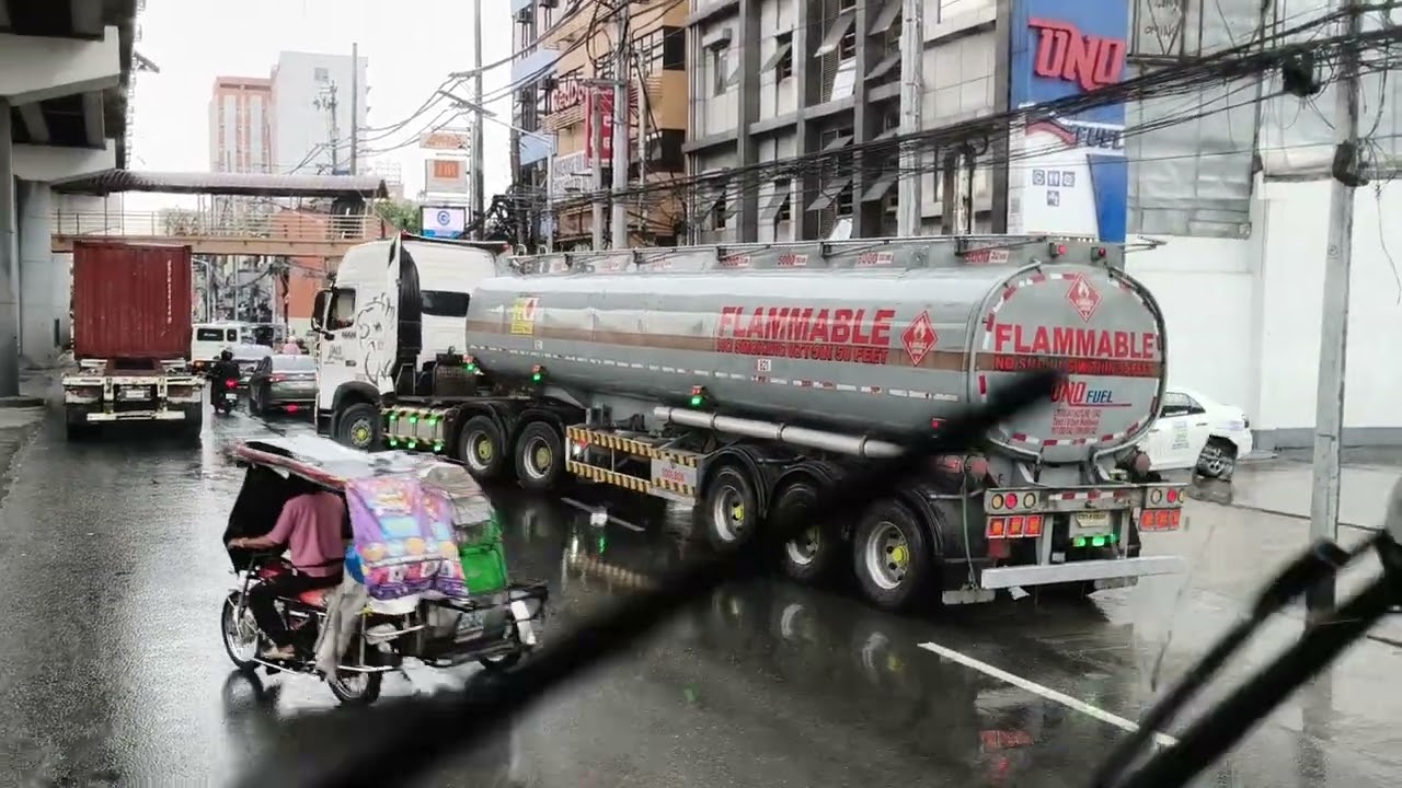 Actual video, a atras ang trailer tanker mula highway EDSA papasok sa deliveran nya na Gas station..