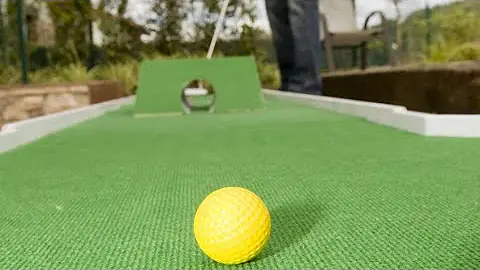 Como construir um mini campo de golfe?