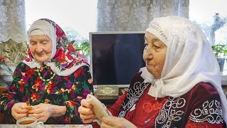 Деревенская жизнь в России зимой. Татарская бабушка готовит еду в печи.