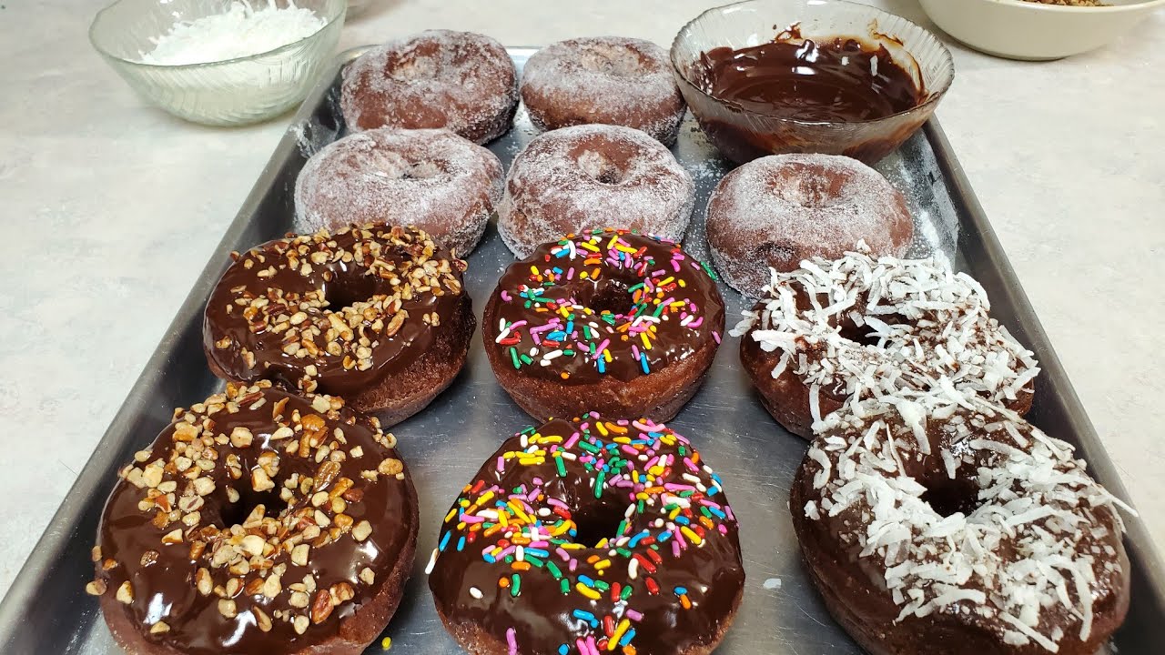 como hacer donas de chocolate y decoradas - YouTube