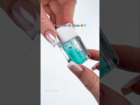 This lip gloss at the beach 🤩🏝️ #lipgloss #lipoil #turquoise #blue #makeup #makeupswatches #viral