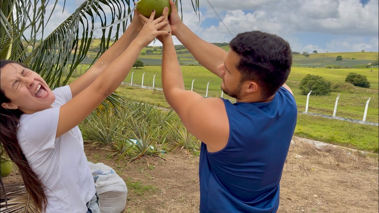 LEÔNCIO APRONTA COM IRMÃ NO PÉ DE COCO 🥥 ANÃO | THAMIRES THUANNY