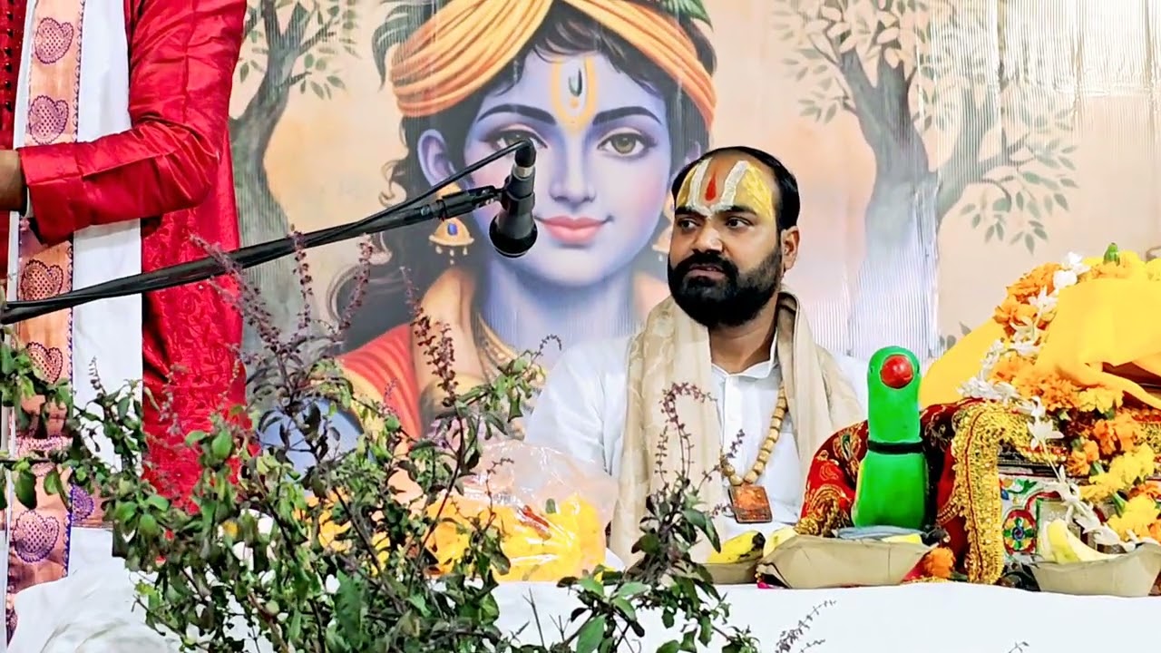 भागवत कथा के प्रथम दिन सभी ब्राह्मणों के साथ कथा मंच पर महाराज जी का आगमन, स्थान - लखनऊ गंगागंज मे 