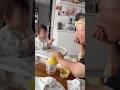 にこちゃんのお菓子をけーが食べてます😂