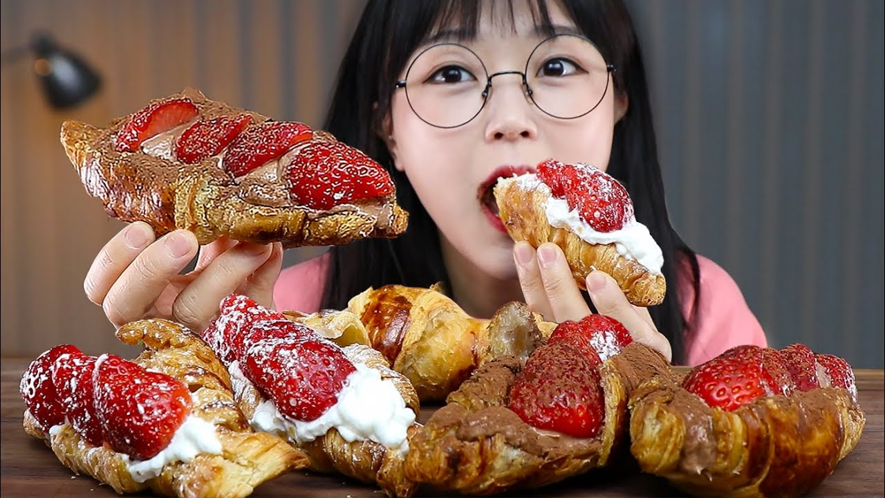 АСМР ЕДА КРУАССАНЫ С КЛУБНИКОЙ🍓🥐 | MUKBANG | EATING SHOW