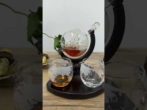 Набір "Світові подорожі" з глобусом та 2 склянки для віскі на дерев'яній підставці - Подарунок на день народження Гранд Презент, видео 1