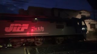 1053レ JR貨物 ECО PОWER桃太郎 EF210-131号機 岡山機関区所属 牽引貨物列車 清水駅～草薙駅間本線上発車 JR東海 211系 普通列車 上り始発720M沼津行き すれ違い