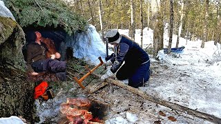 ⁣Winter Bushcraft Build Natural Primitive Shelter - Fur Blanket - Campfire Cooking - Steak on a Stick