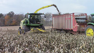 Kolik koňských sil má traktor John Deere 8600?