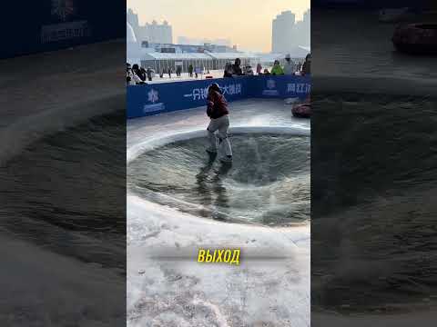 ВЫБРАТЬСЯ из ЛЕДЯНОЙ ямы 😯 #Shorts