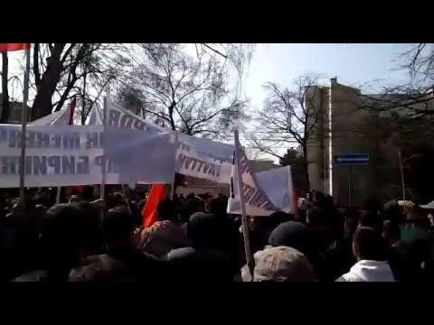 Сторонники Садыра Жапарова собрались у ГКНБ